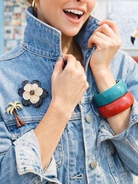 Group of retro / vintage plastic bangles and Hawaiian broach